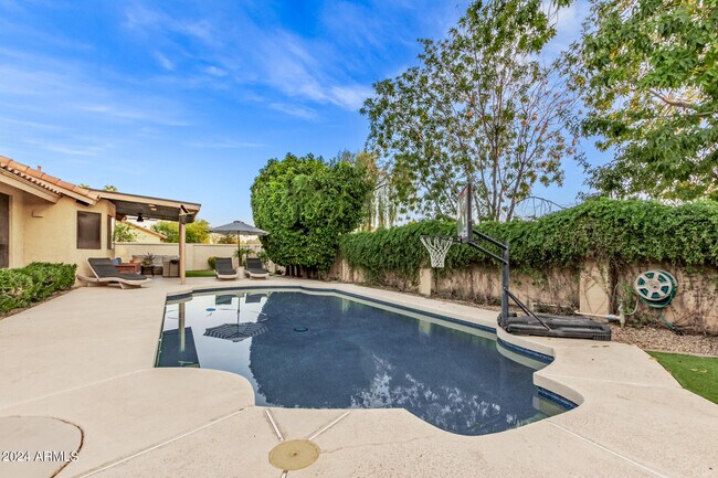 Building Photo - 2555 N Tamarisk St