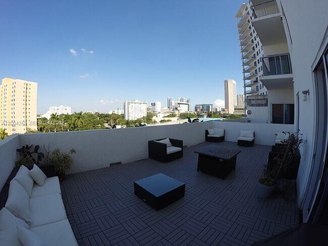 Building Photo - 10 SW South River Dr