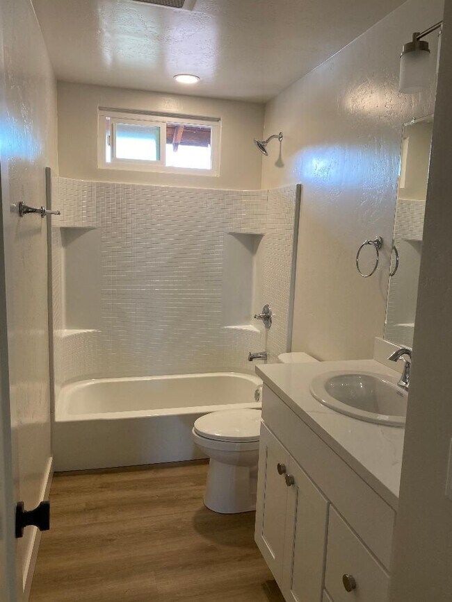 Building Photo - 2048 Swazey St