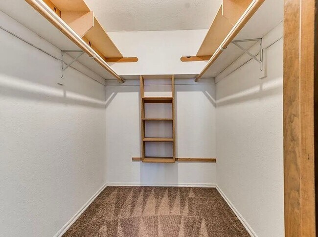 Building Photo - Beautiful 3bed/3bath Townhome Available in Westside Norman!!