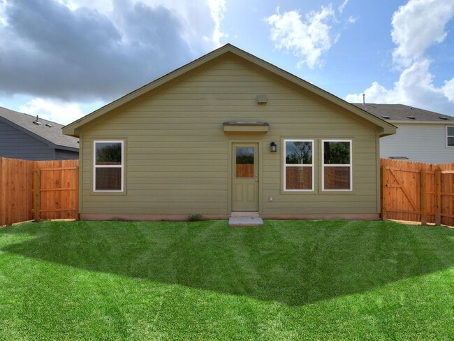Building Photo - BEAUTIFUL 4BR/2BA - 1627 SF - WATERWHEEL!