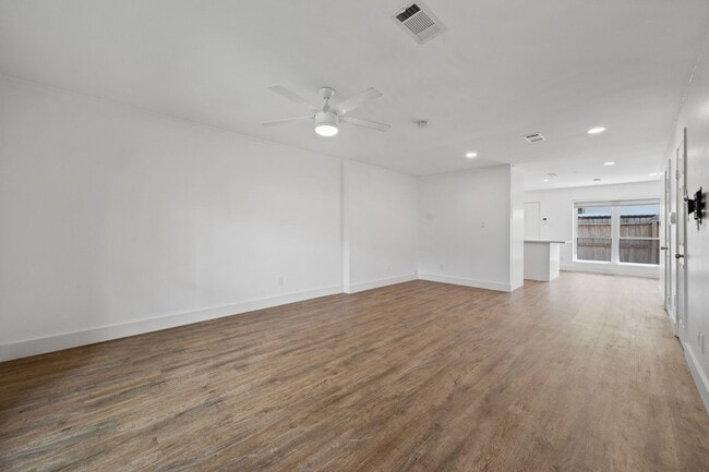 Building Photo - 10240 Longmont Dr