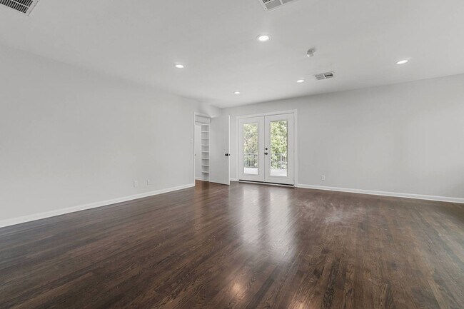 Building Photo - Tarrytown STUNNER!!!