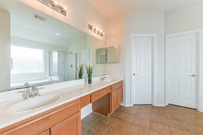 Building Photo - 5418 Lilac Grove Ln