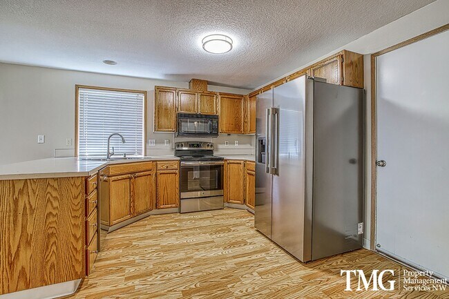 Building Photo - Large Ranch-style home with 3 Bed 2 Bath i...