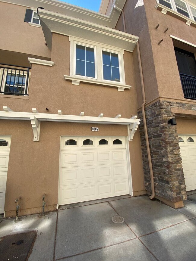 Building Photo - Dublin Ranch Villages,  Tri Level Townhome 2 Bed (both primary suites)  2.5 Ba., Clubhouse Pool, ...