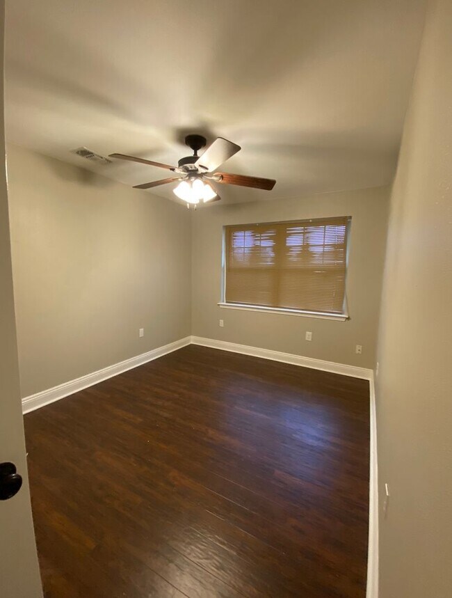 Building Photo - 3 BR 2 BA ALGIERS GEM - WON'T LAST LONG!!