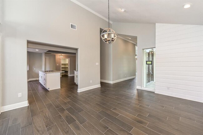 Building Photo - 6 Earlham Dr