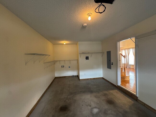 Building Photo - Charming Updated Townhouse in Bristol, VA