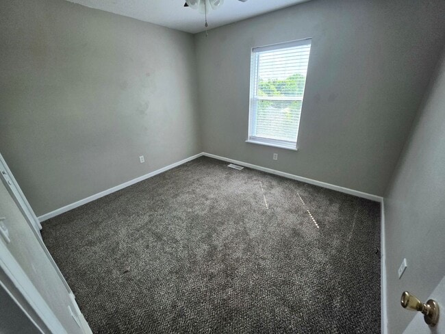 Building Photo - Large 4 Bed / 3 Bath House in Residential ...