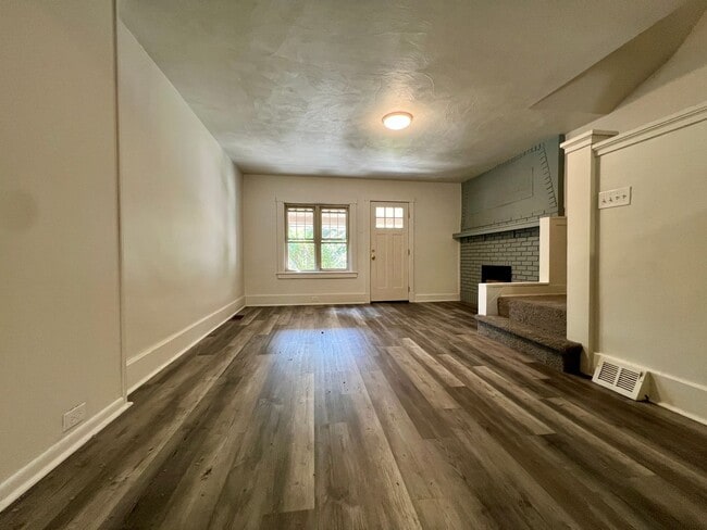 Building Photo - Charming Three Bedroom Townhouse in Squirr...