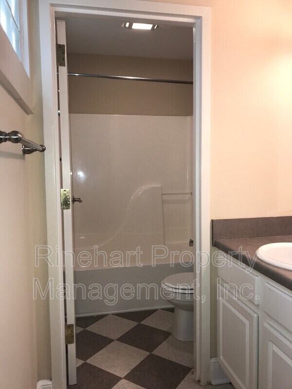 Building Photo - 210 E Main St