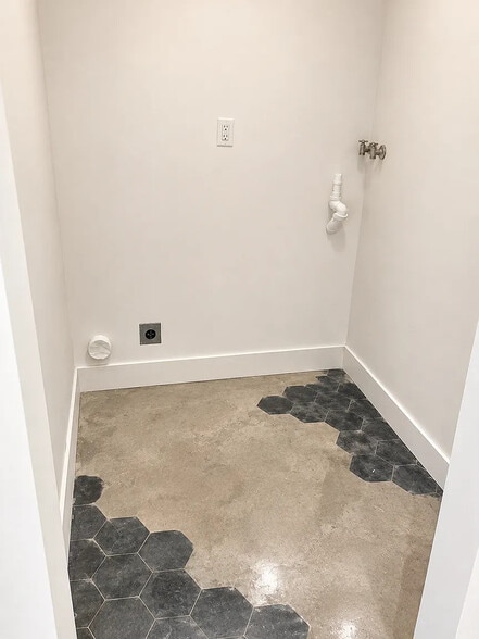 Laundry Room - 321 N Palm Dr