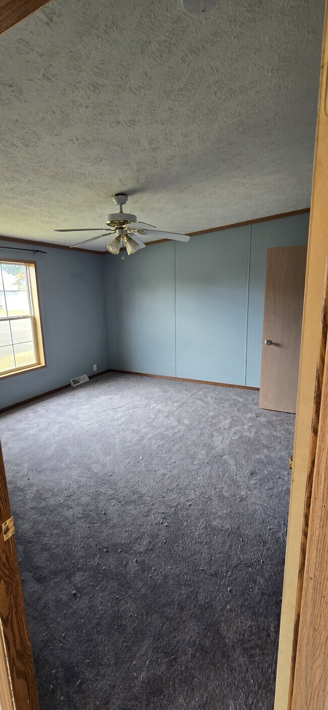 Building Photo - 619 8th St