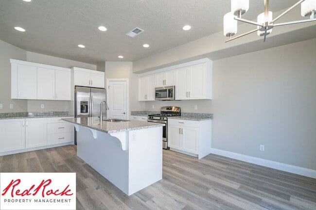 Building Photo - 4 Bedroom, 2.5 Bathroom Townhome in Hurric...