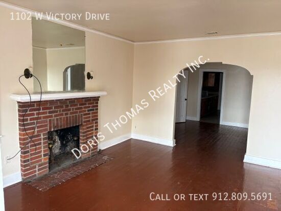 Building Photo - 1102 W Victory Dr