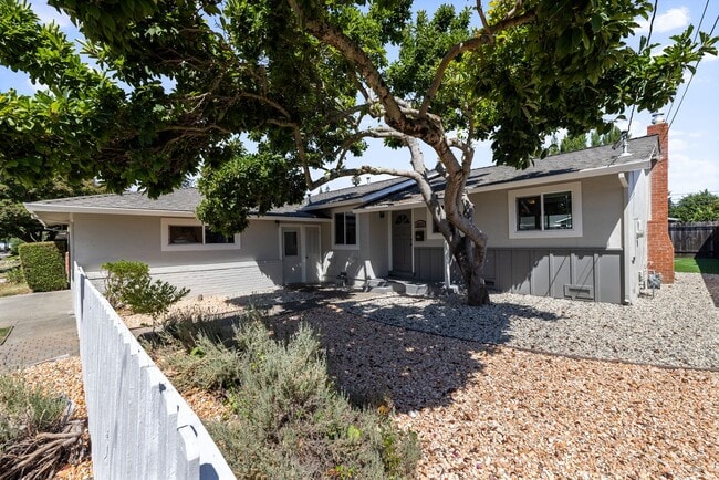 Building Photo - Updated 4 Bedroom 2 Bath North Napa Home