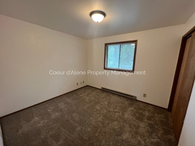 Building Photo - 1 bedroom, 1 bathroom apartment w/ great l...