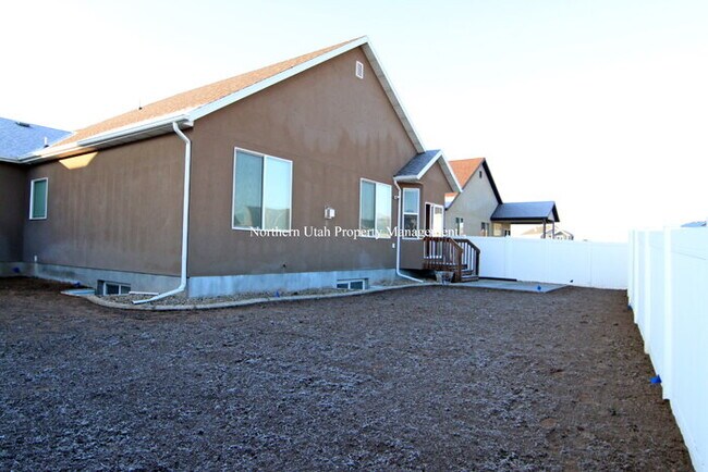 Building Photo - Beautiful Layton Home