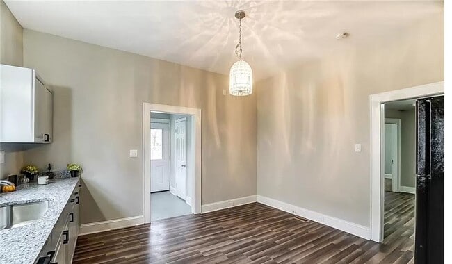 Building Photo - Welcome to this charming 3-bedroom, 2-bath...