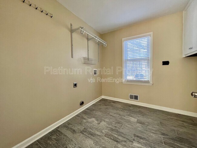 Building Photo - 3707 Rogers Cove