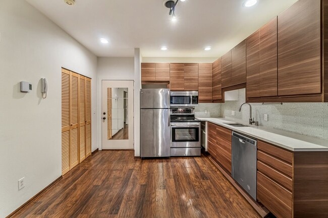 Building Photo - Spacious 1 Bed 1 Bathroom Capitol Hill Unit!