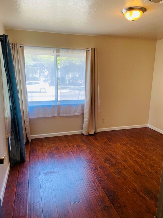 Building Photo - 3 bed /2 bath home in East Sac