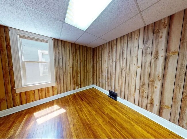 Building Photo - 3 bedroom 1.5 bath house - Now available for the 2026/2027 lease term!