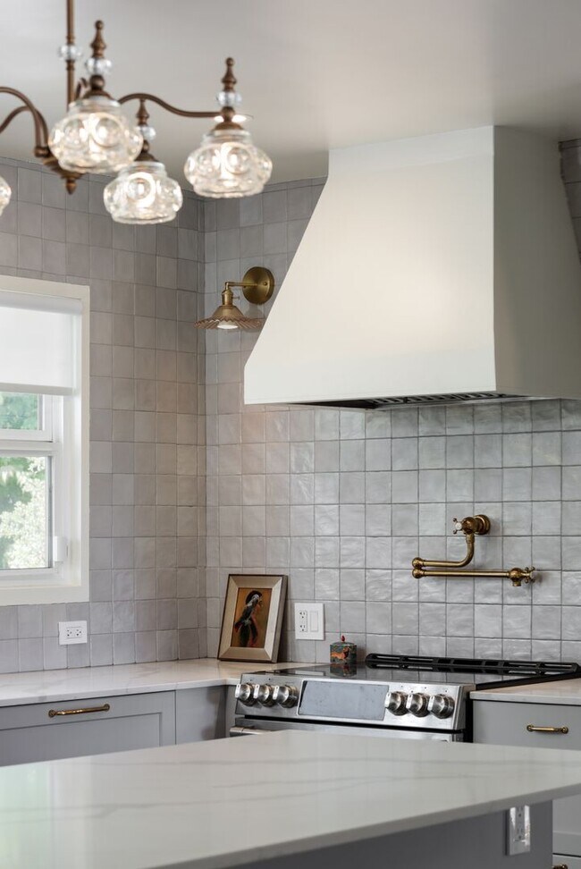 Building Photo - Updated home with spacious yard