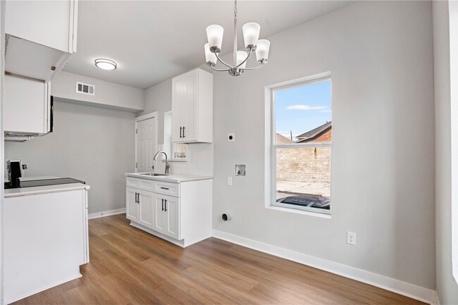 Building Photo - 1115 Hogan St