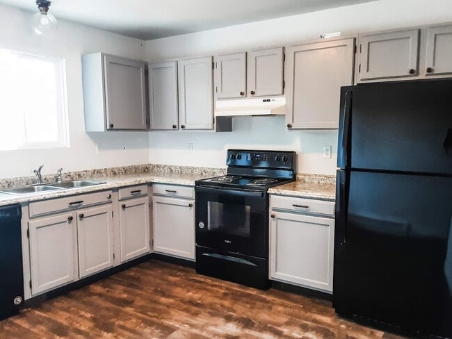 Building Photo - 4 Bed/ 2 Bath Townhome!