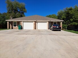 Building Photo - 209 W Robin Ln