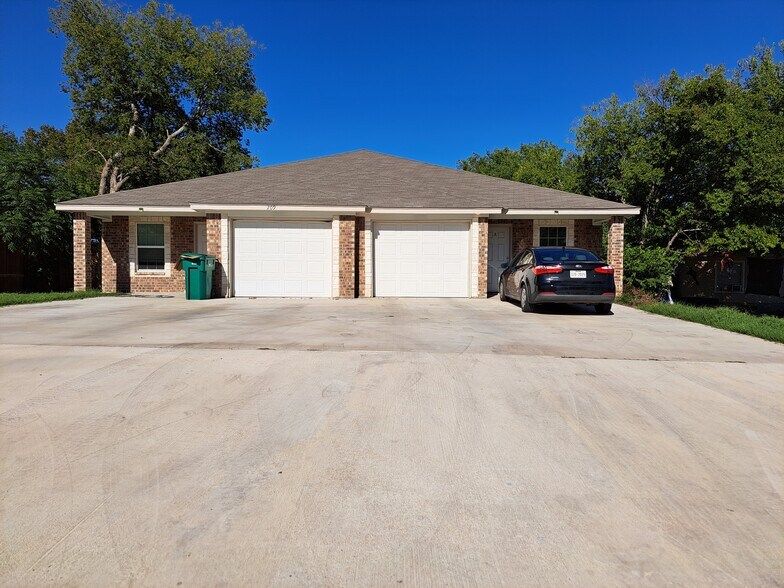 Primary Photo - 209 W Robin Ln