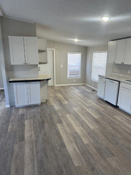 Building Photo - 1221 N Valrico Rd