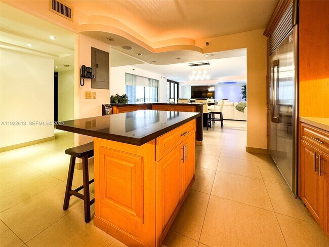 Building Photo - 8877 Collins Ave