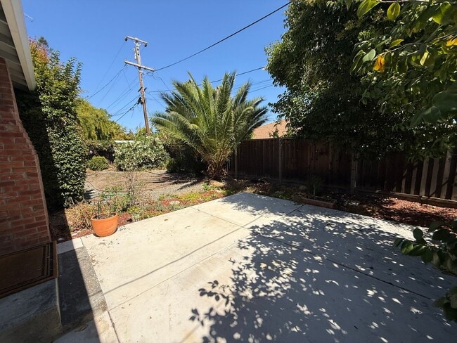 Building Photo - 1420 Primrose Way