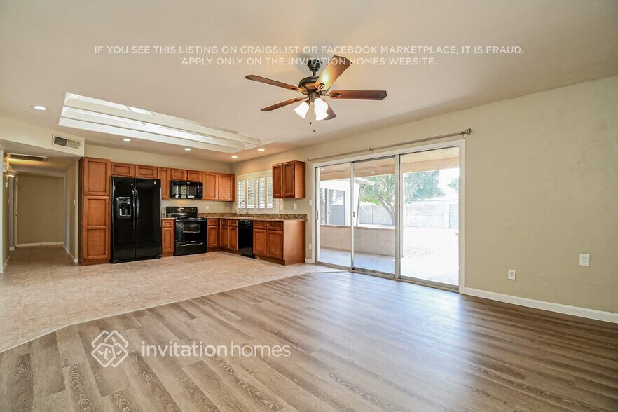 Building Photo - 2742 S Las Palmas