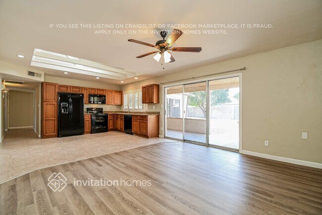 Building Photo - 2742 S Las Palmas