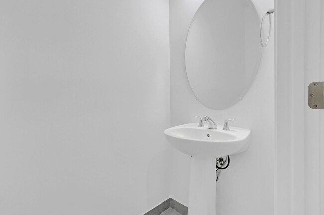Building Photo - 585 Sanderling Cir