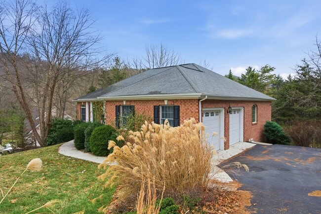 Building Photo - 4 Bed/3 Bath. Pet Friendly. Master on Main