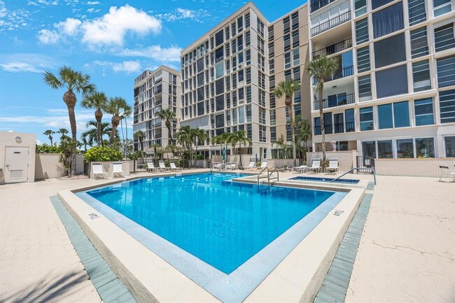 Building Photo - 7400 Sun Island Dr S