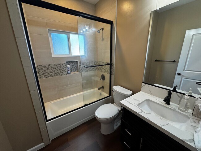 Building Photo - 5 Bedroom Home in El Cajon