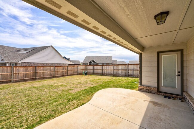 Building Photo - Beautiful Fully Furnished Home in Broken Arrow!