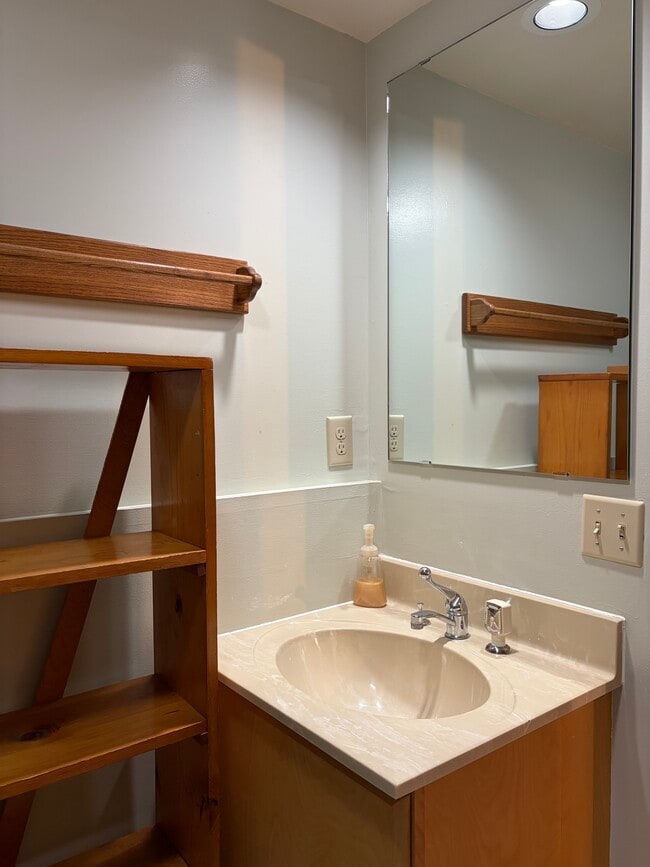 Building Photo - 6526 Bettys Ln