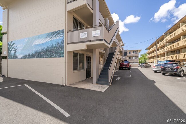 Building Photo - $2,100 / 2br - 2BED 1 BATH CONDO ON KAPIOLANI BLVD