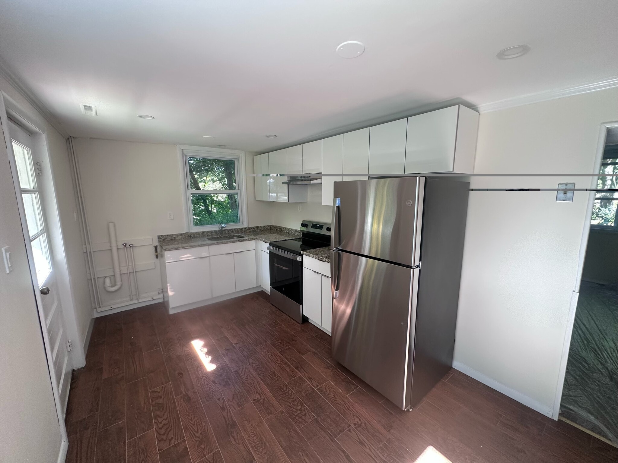 EIK with w/d hookups - 105 Red Mill Rd