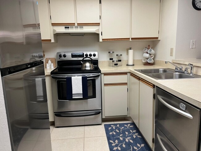 Building Photo - 1533 SE Royal Green Cir