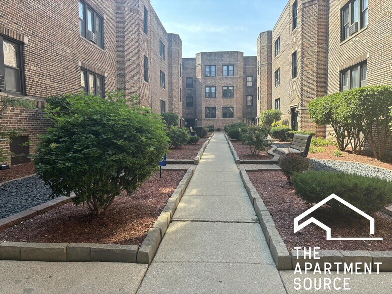 Building Photo - 3722 N Pine Grove Ave