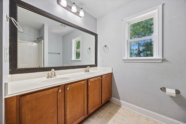 Building Photo - Beautiful 4-Bedroom, 3-Bath House