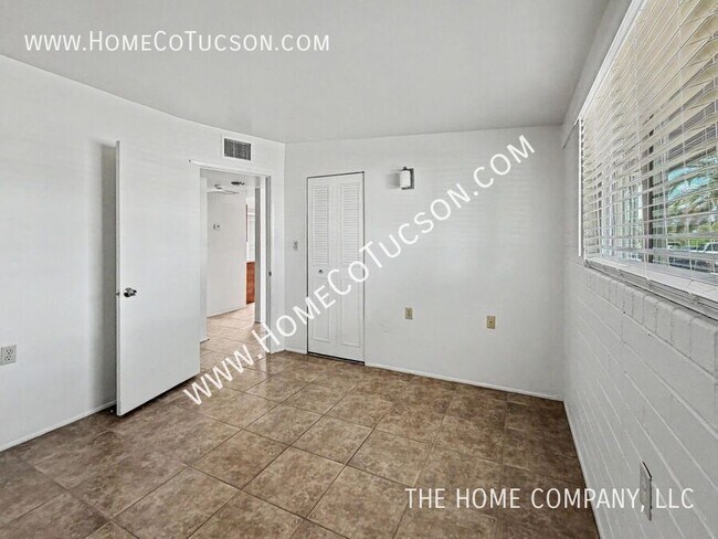 Building Photo - 1430 E Iowa Dr